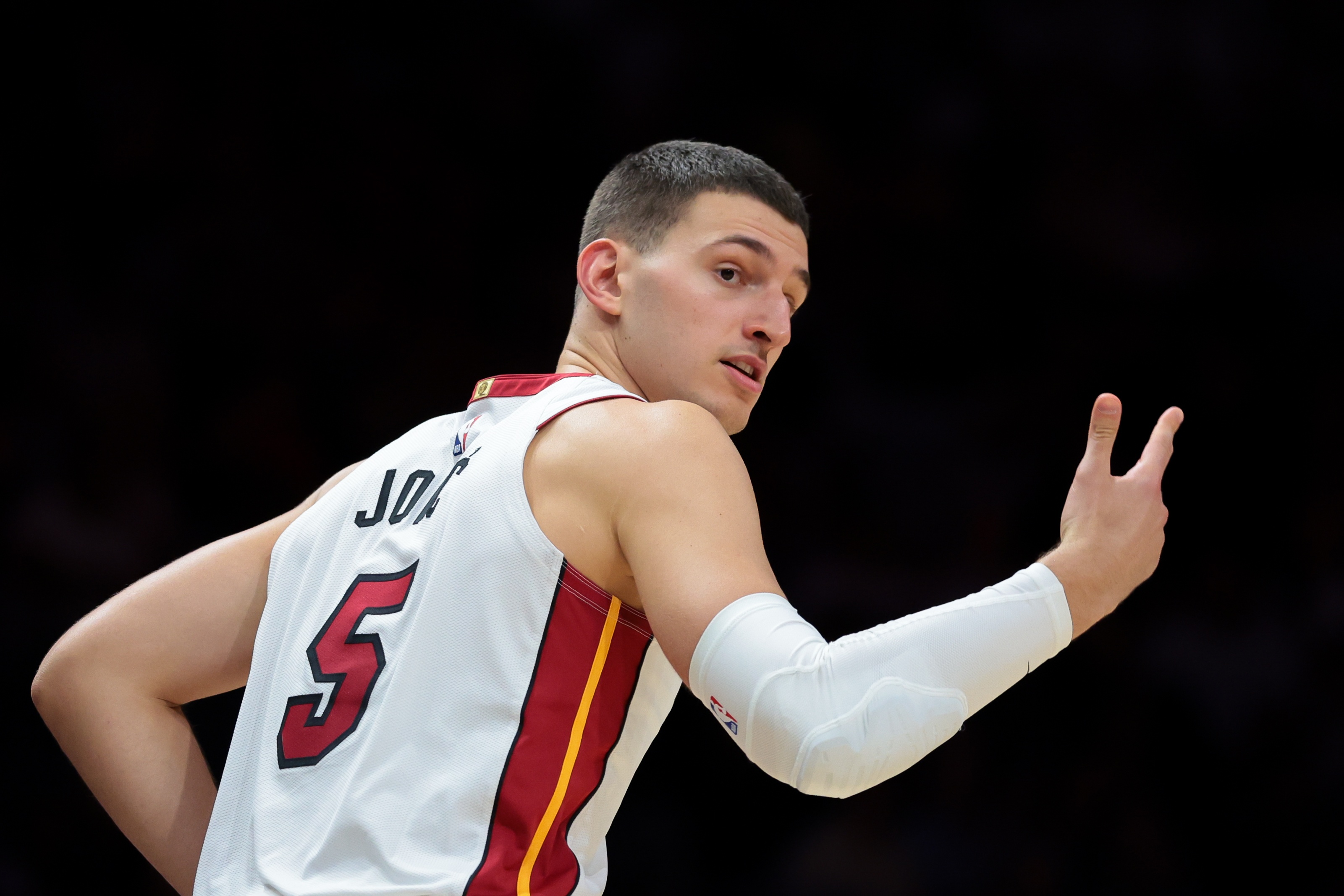 开云下载-三分7中1！斯波：希望约维奇打得更果断更有自信 必须展现出韧性