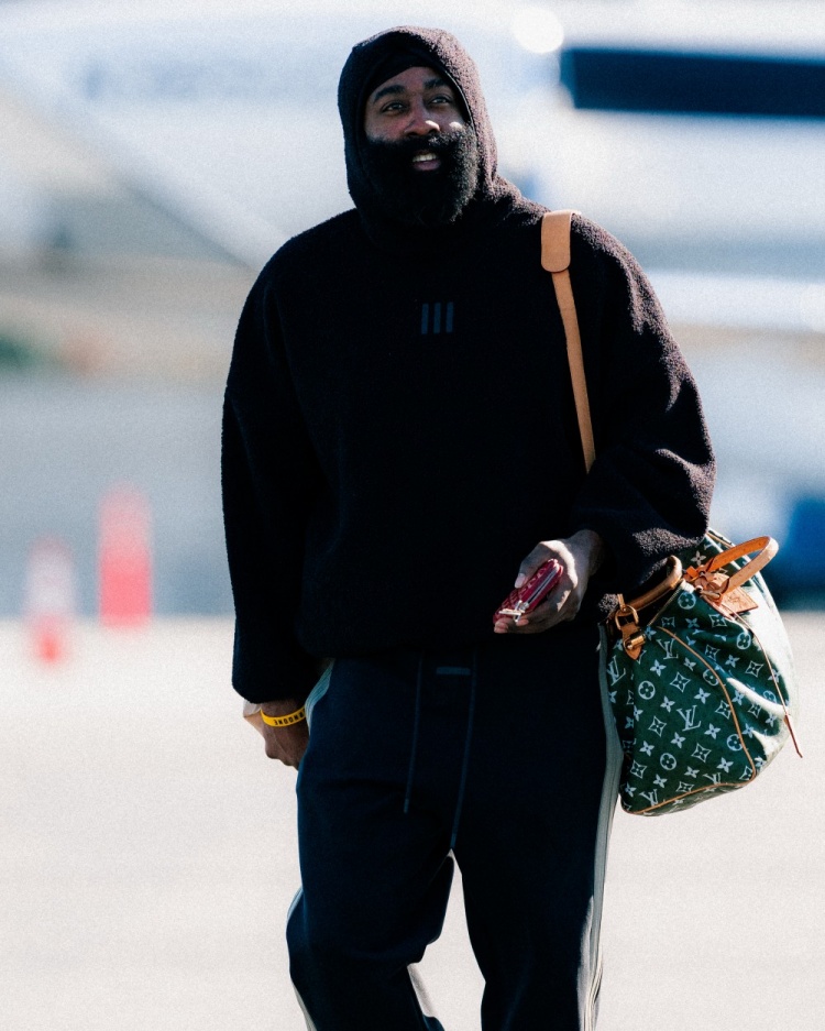 kaiyun官网-三连客挑战爵士掘金太阳！快船众将登机照 哈登微笑&amp;小卡看手机